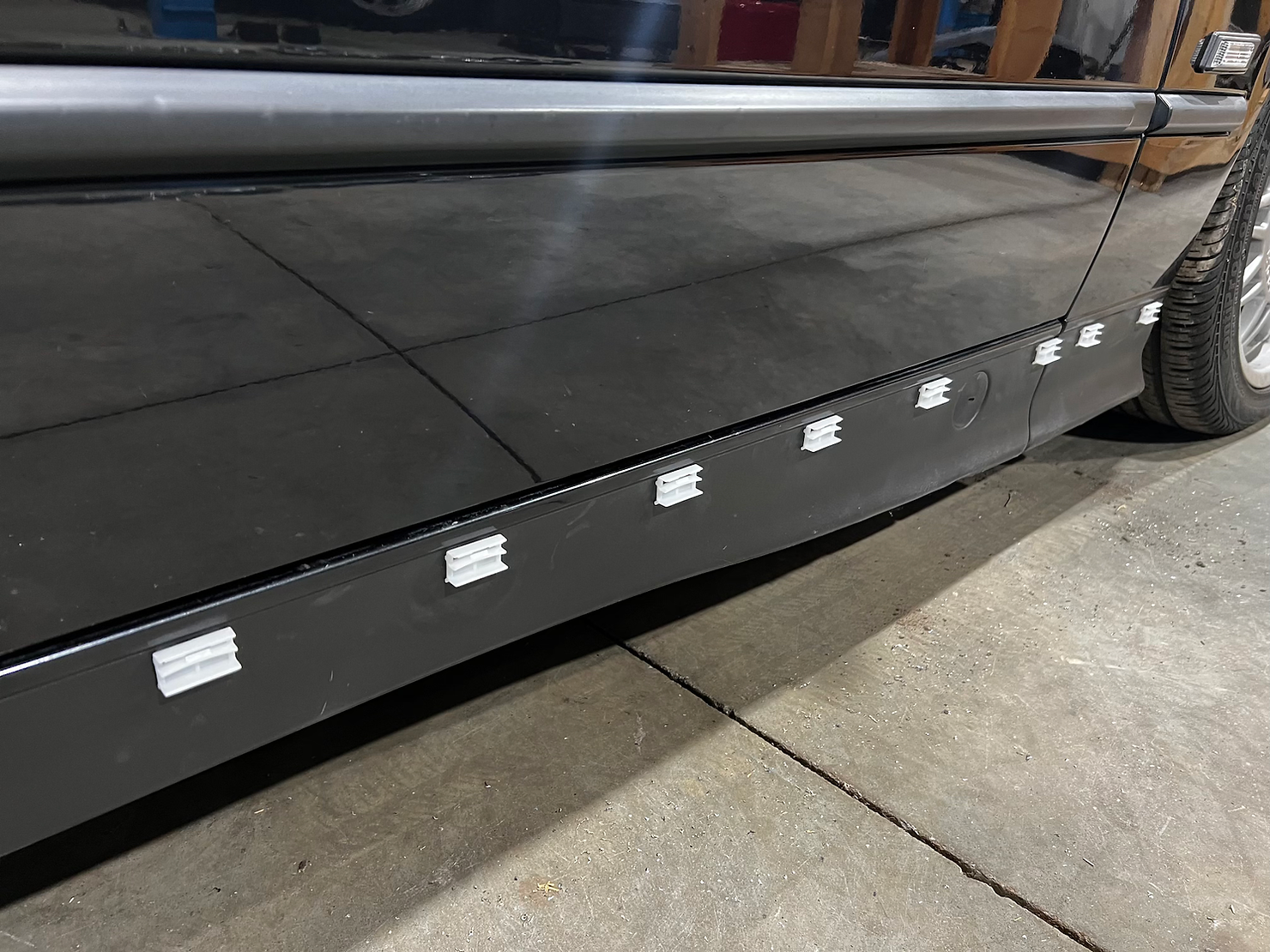 Installation of white E36 Side skirt clips